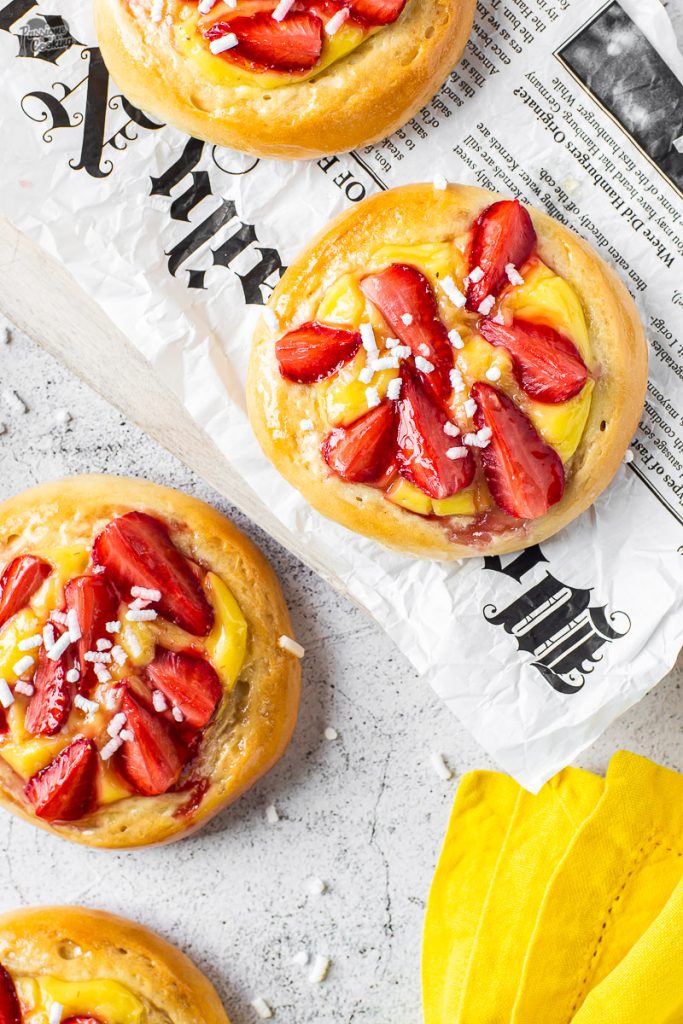 Brioche con crema y fresas