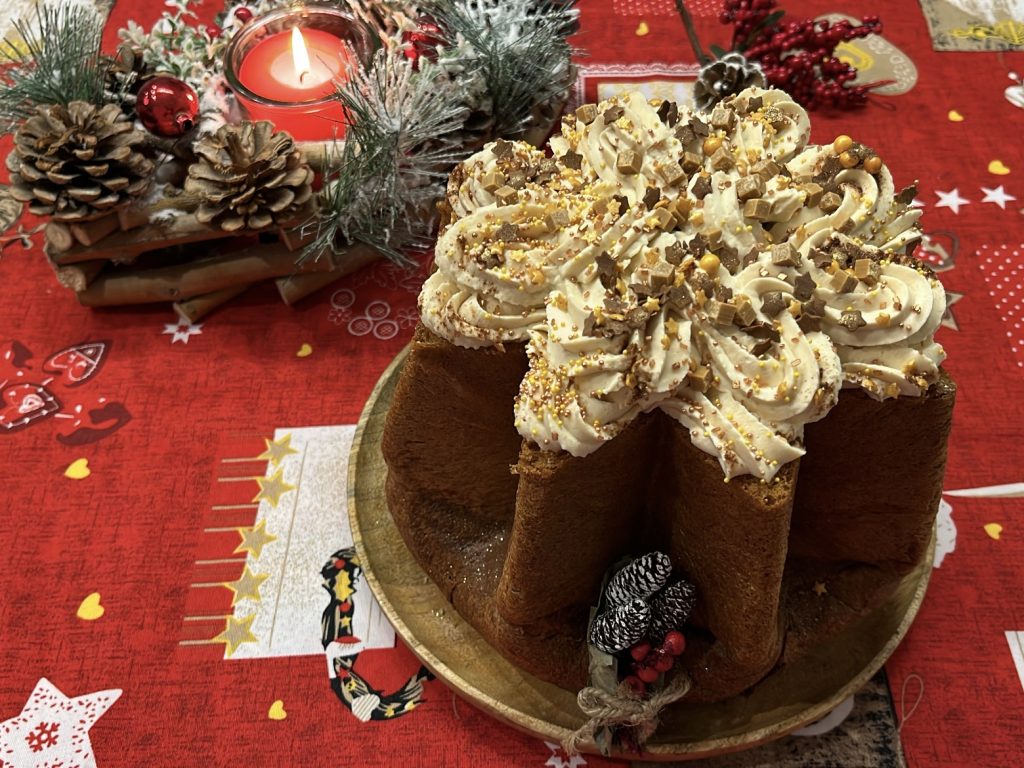Pandoro relleno con crema de caramelo salado