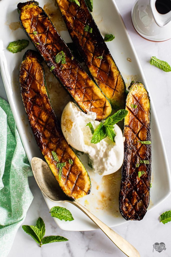 Calabacines sabrosos en sartén con miso y burrata