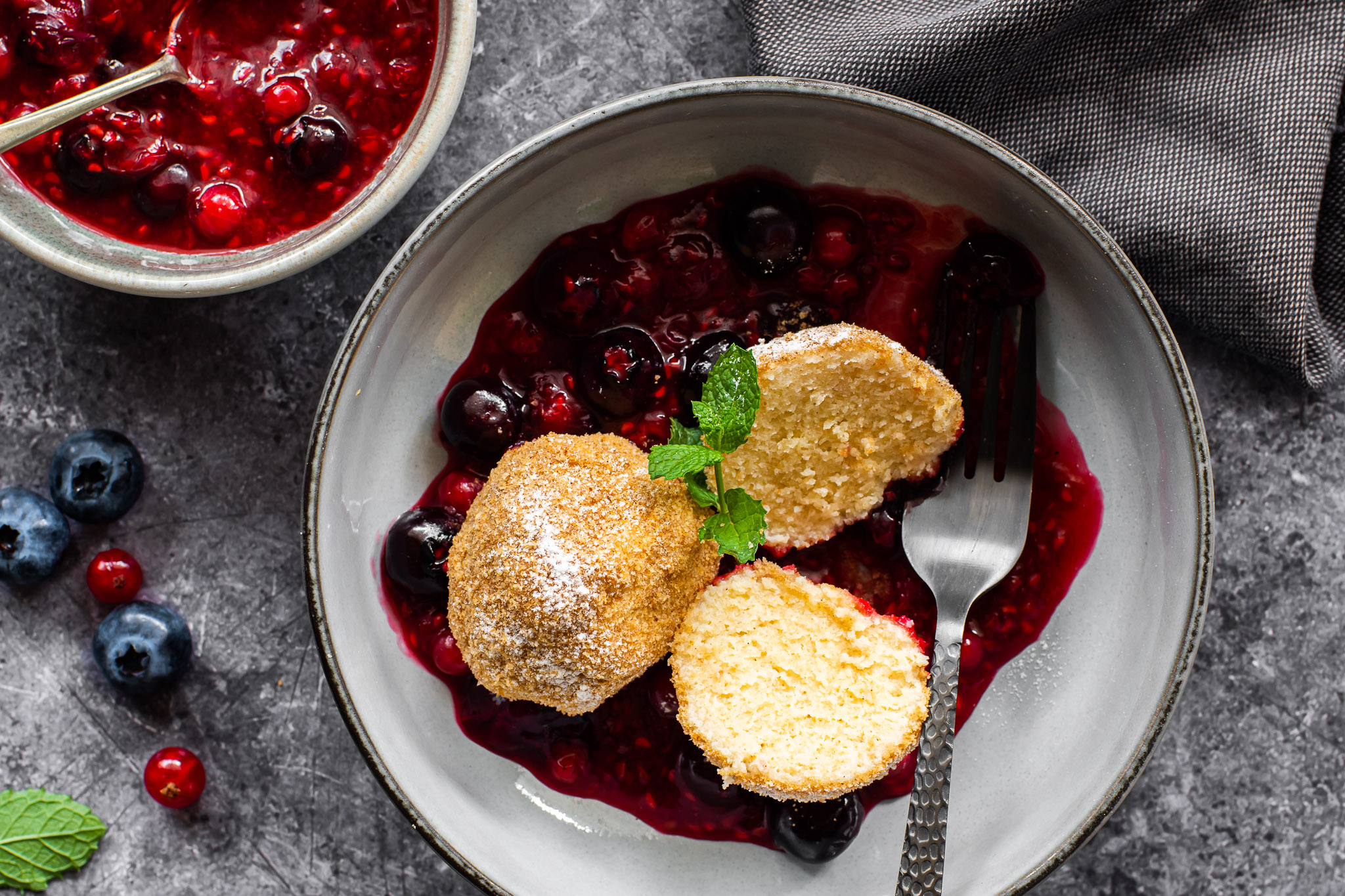 Canederli de ricotta dulces con frutos del bosque
