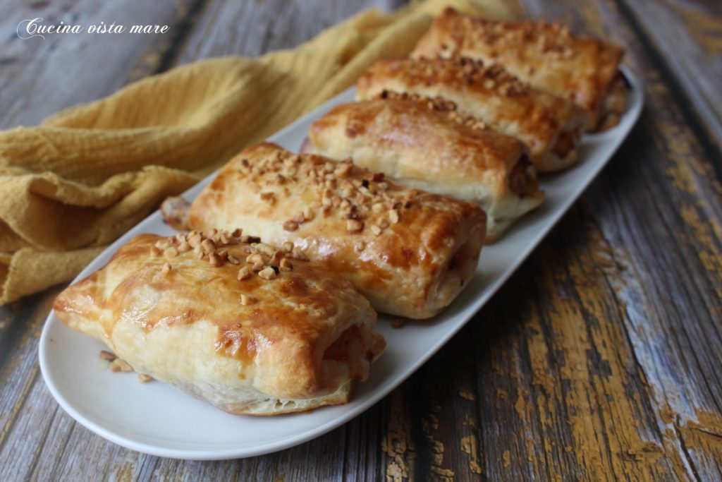 Canutillos de hojaldre con cebollas y asiago Cocina vista al mar