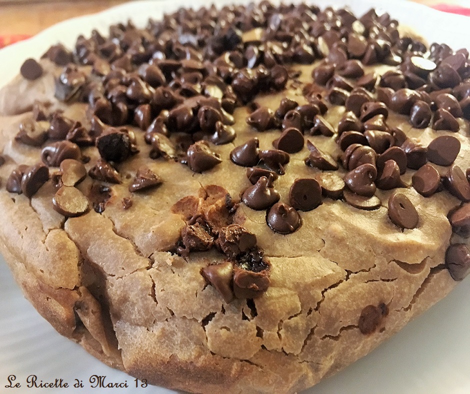 Castagnaccio suave con ricotta y gotas de chocolate. Postre sencillo y rápido, masa lista en 10 minutos.