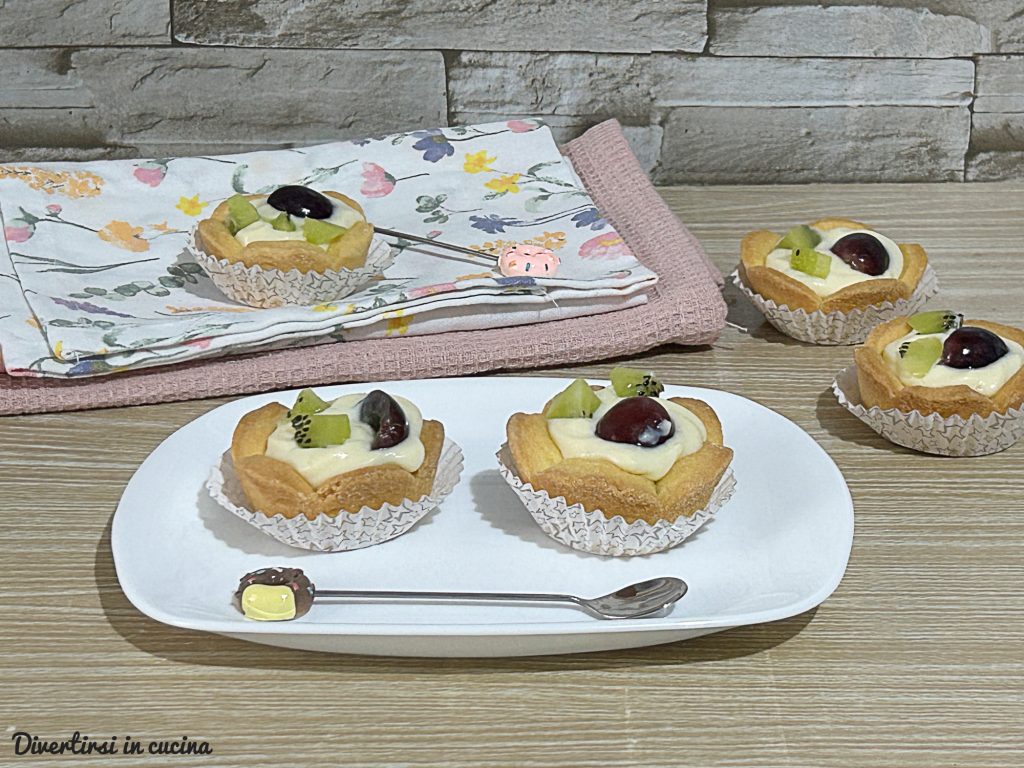 Cestitas de masa quebrada con crema pastelera y fruta fresca