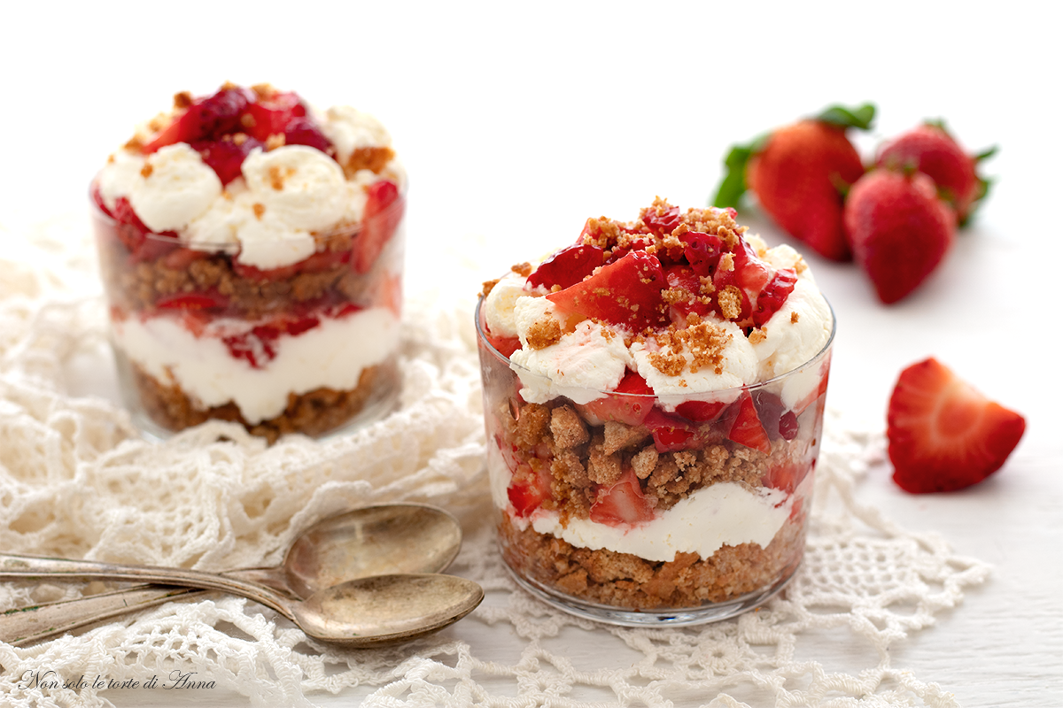 Cheesecake descompuesta con fresas