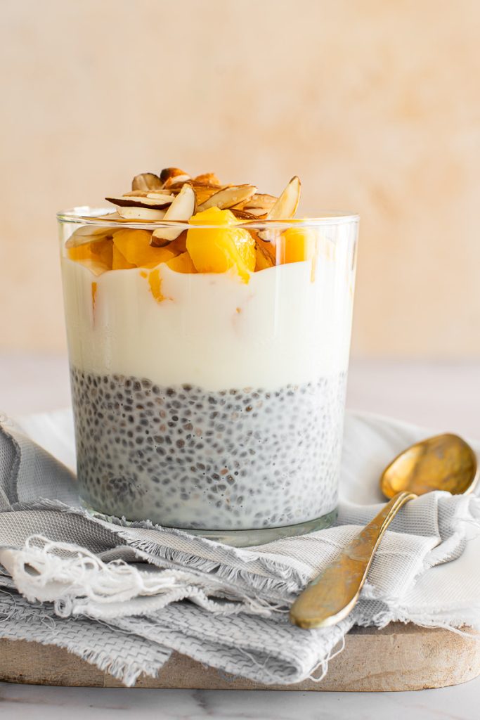 Chia pudding con melocotones y almendras
