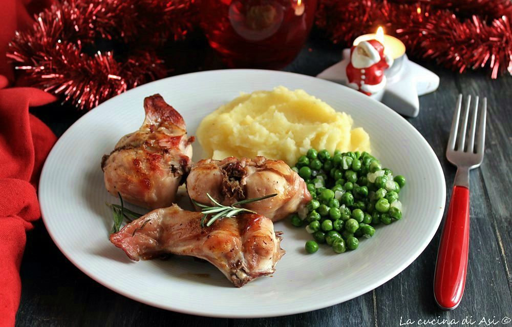 Conejo asado con puré y guisantes