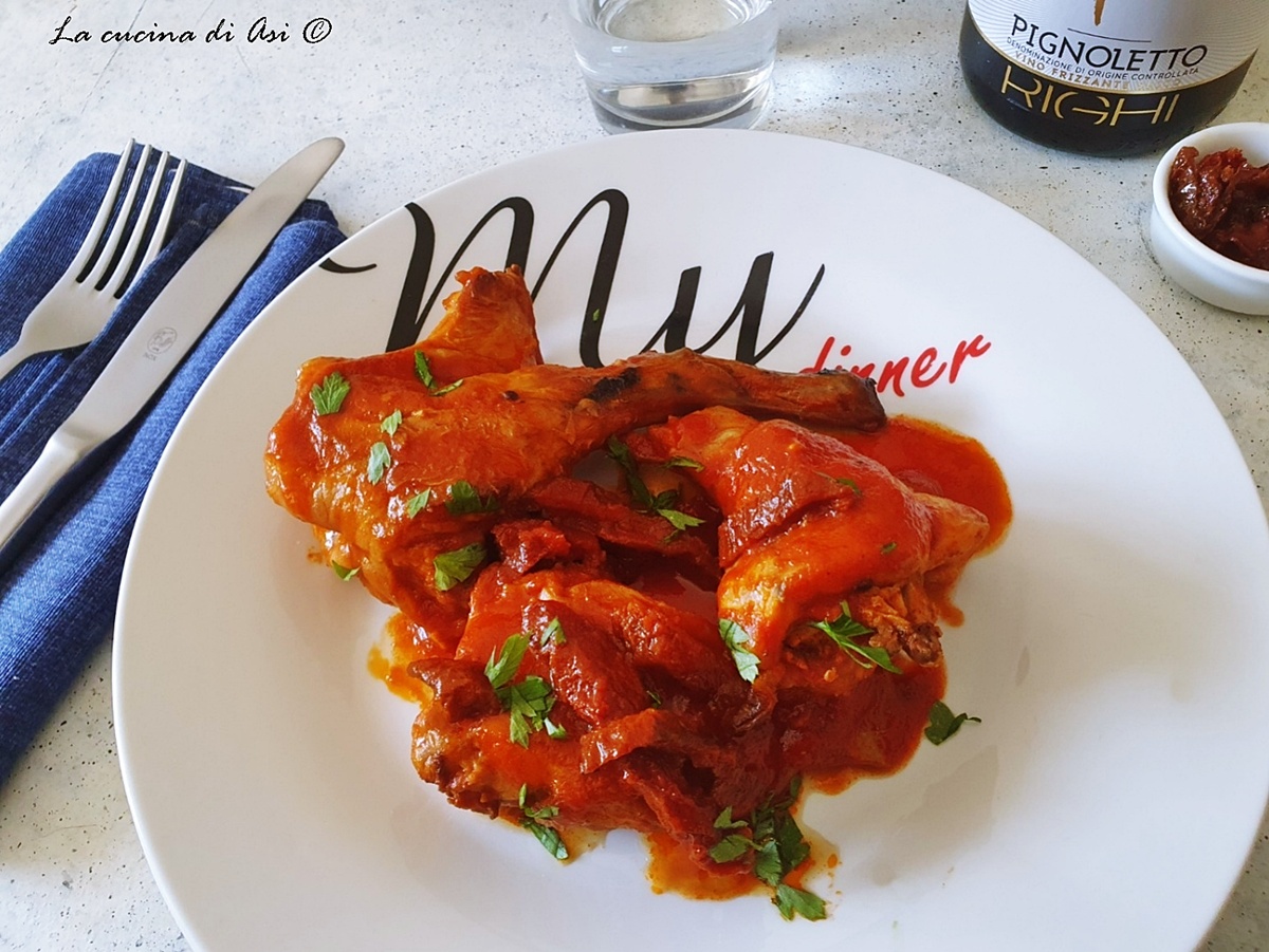 Conejo picante en salsa con tomates secos y guindilla