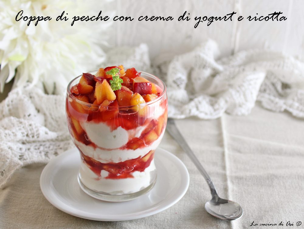 COPA DE MELOCOTONES con crema de ricotta y yogur