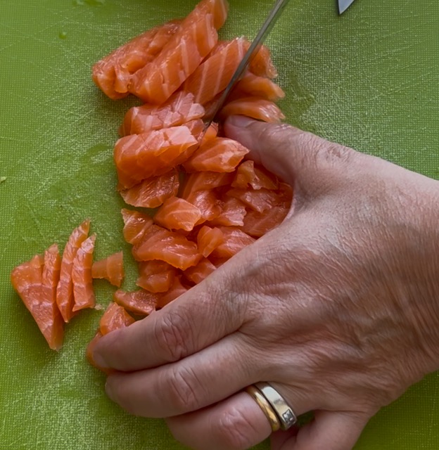Corta el salmón