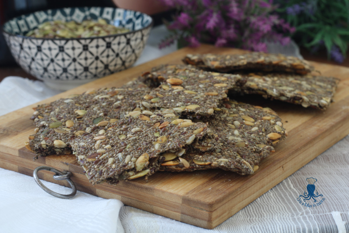 Crackers crujientes con semillas de chía y especias en freidora de aire, receta sin harina