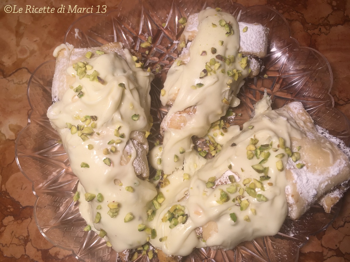 Croissants de masa loca pralinados con pistacho