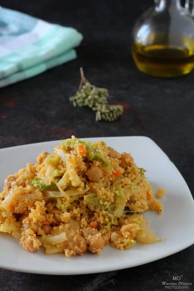 Cuscús especiado con garbanzos, col y hinojos