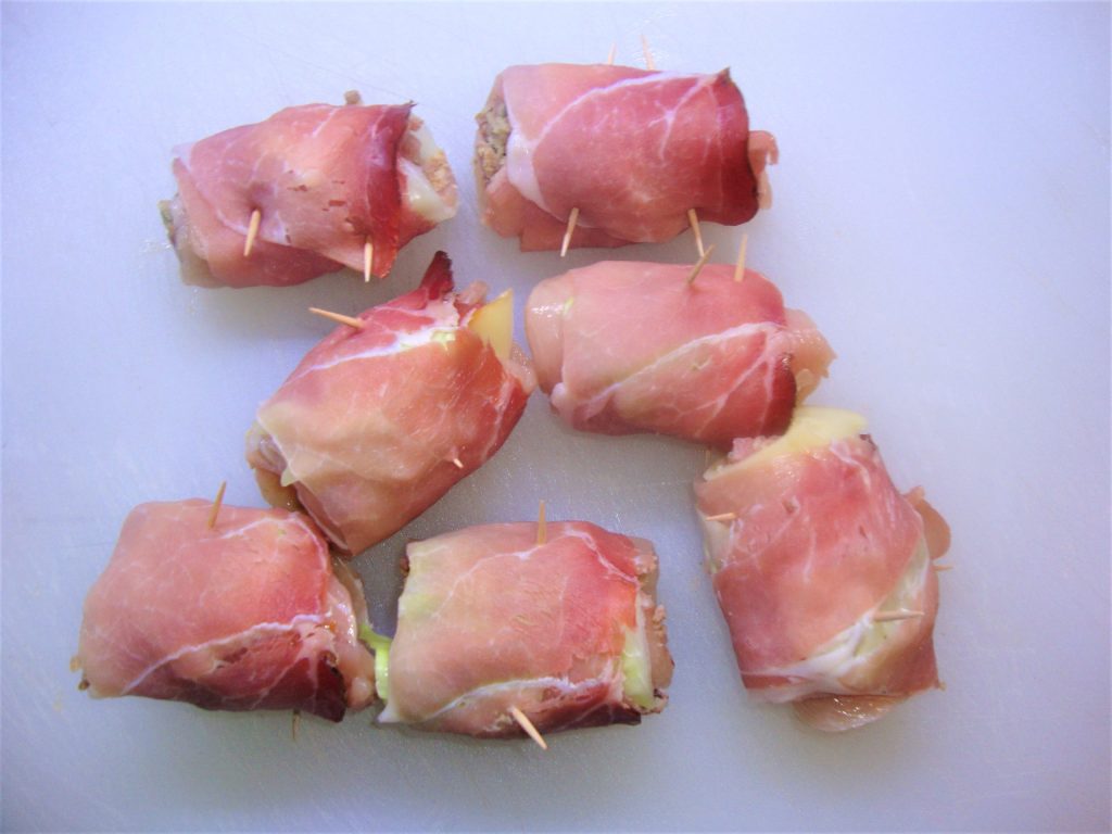 Rollitos de pollo, col y speck