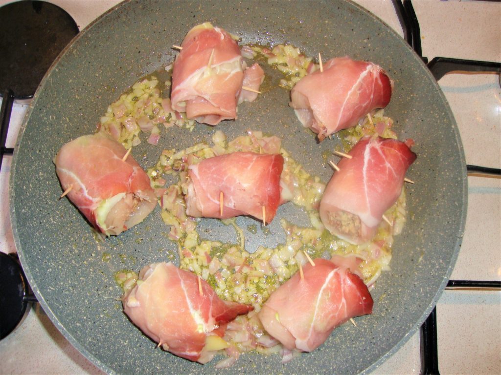 Rollitos de pollo, col y speck