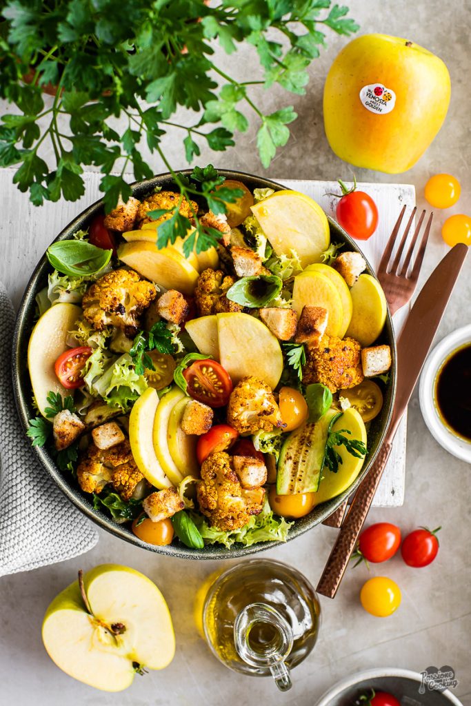 Ensalada con coliflor asado y manzanas Golden Delicious