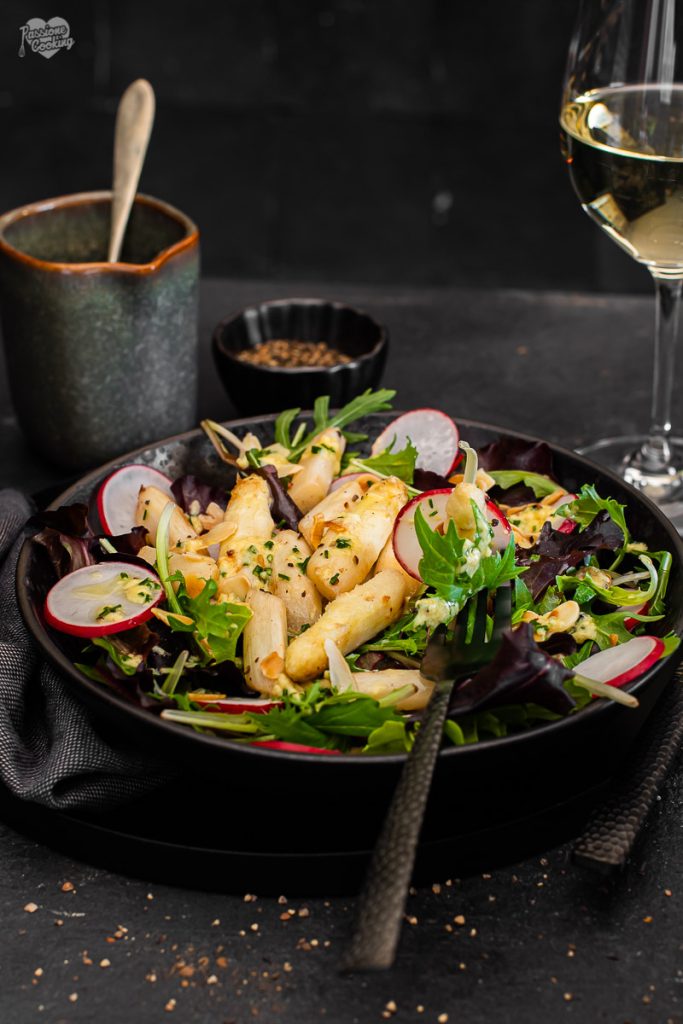 Ensalada con espárragos y aliño de parmesano