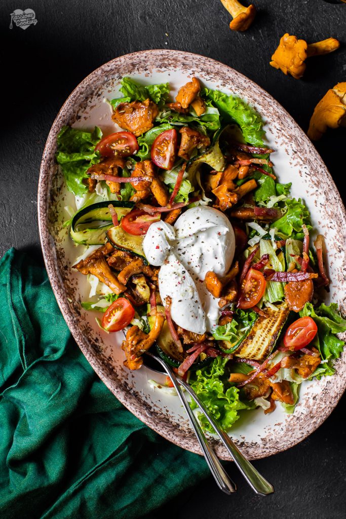 Ensalada con rebozuelos, speck y burrata