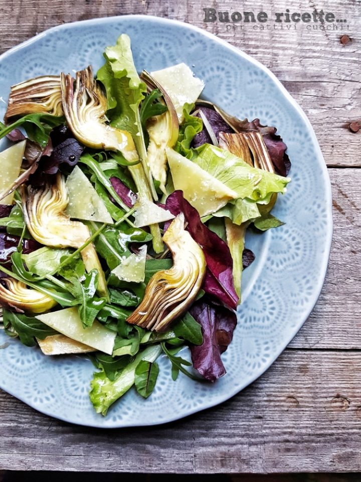 Ensalada de alcachofas y queso Grana en escamas