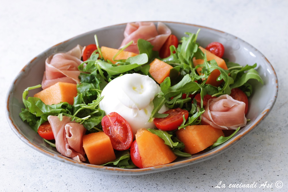 Ensalada de melón rúcula jamón datterini y burrata