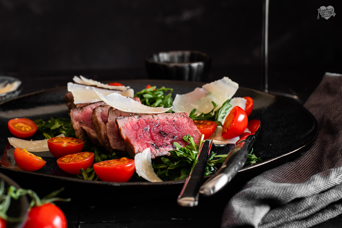 Entrecot de ternera con rúcula y tomatitos