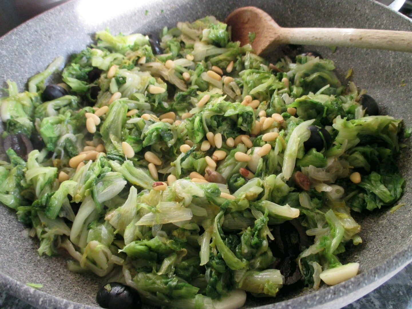 Escarola con aceitunas y alcaparras