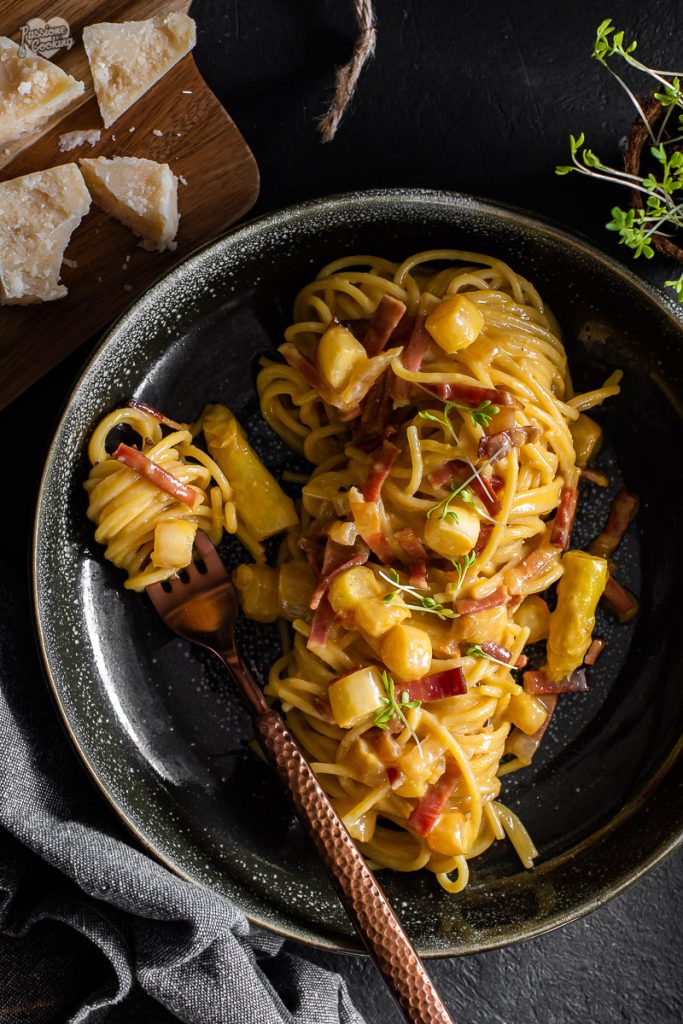 Carbonara con speck y espárragos