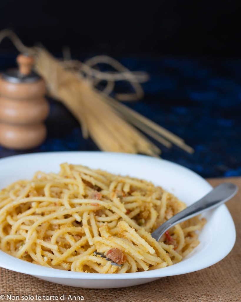 Espaguetis con anchoas y pan rallado