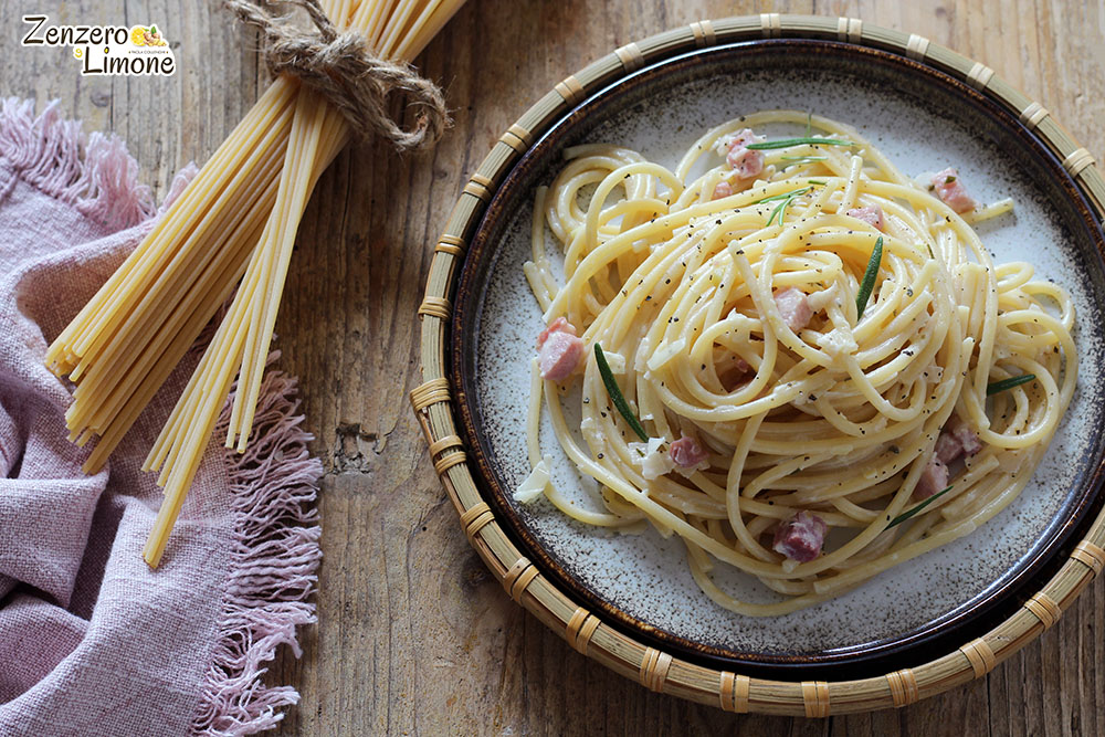Espaguetis con puerros y panceta