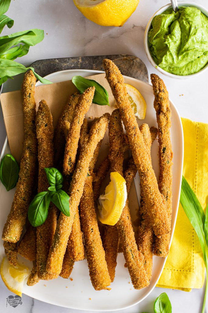 Espárragos fritos con salsa de ajo de oso