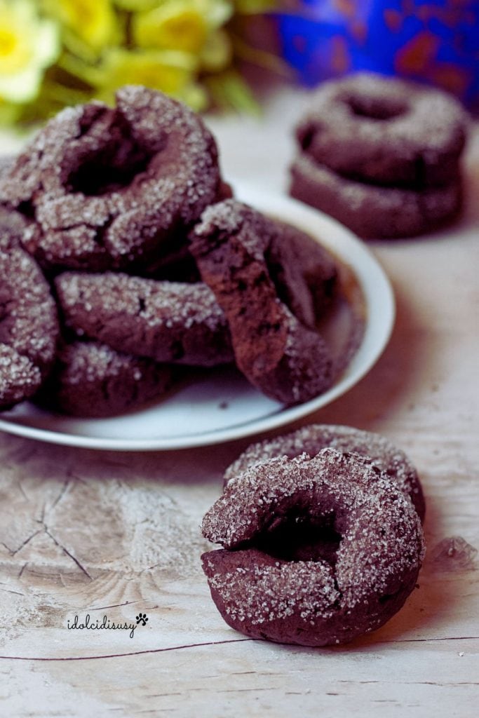 Rosquillas de cacao suaves y azucaradas fotografiadas sobre fondo claro
