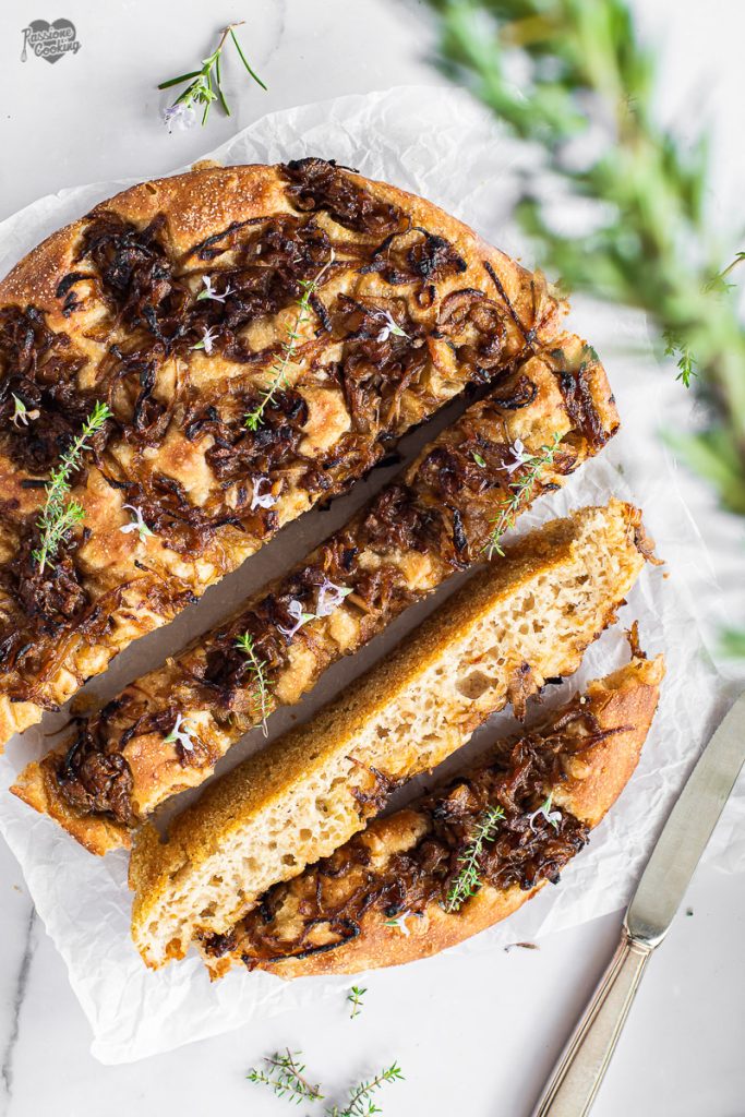 Focaccia con cebollas caramelizadas