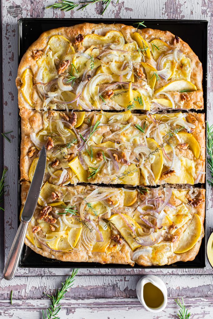 Focaccia con manzanas Golden Delicious y cebollas