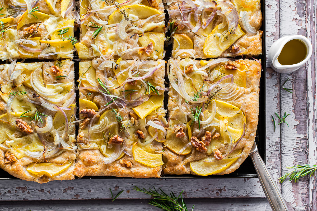 Focaccia con manzanas Golden Delicious y cebollas