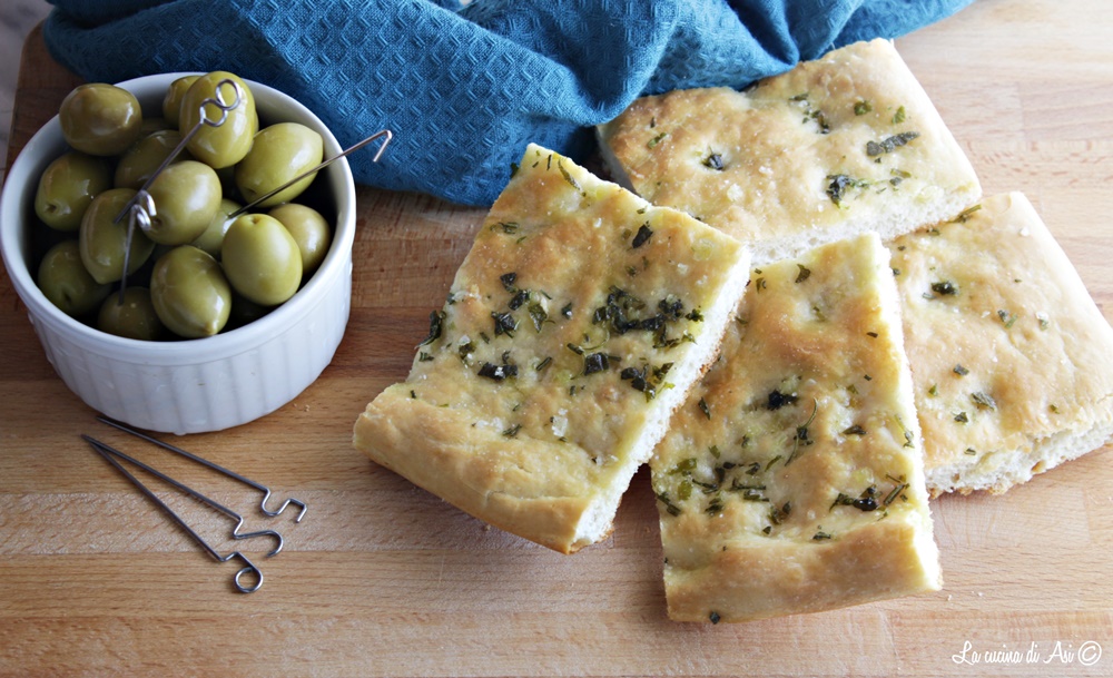 Focaccia fina con hierbas