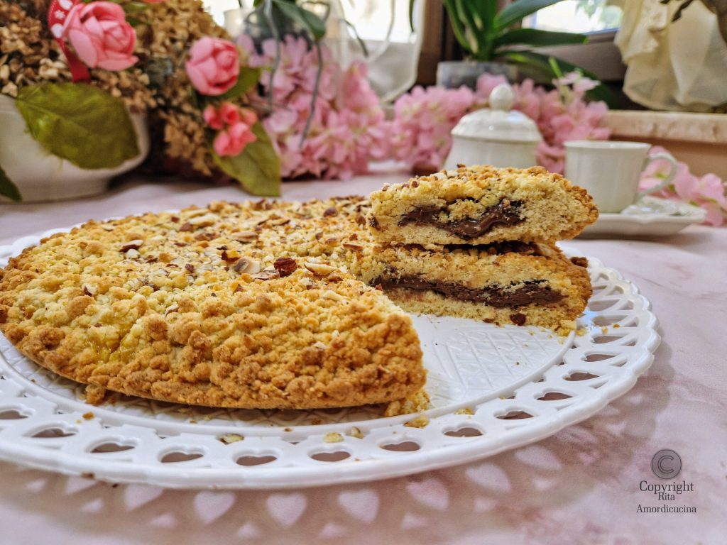 Tarta desmenuzada con almendras y crema de chocolate
