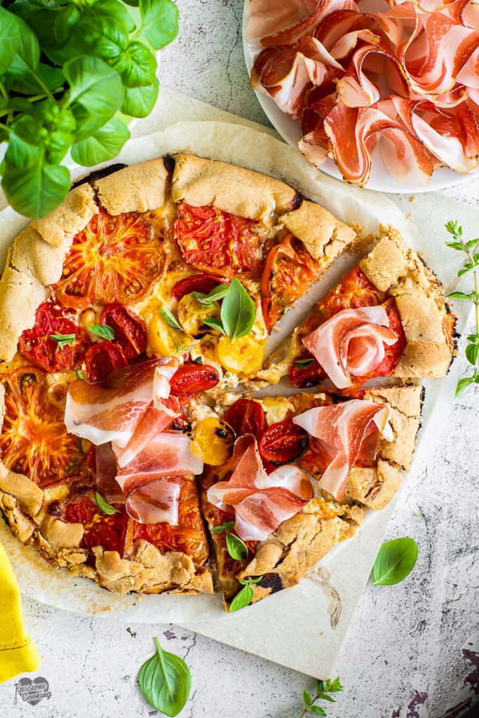 Galette salada con tomates y Speck Alto Adige IGP