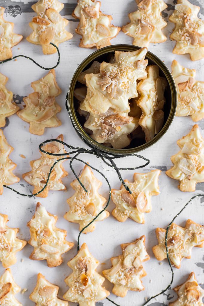 Galletas de Navidad con coco y chocolate blanco