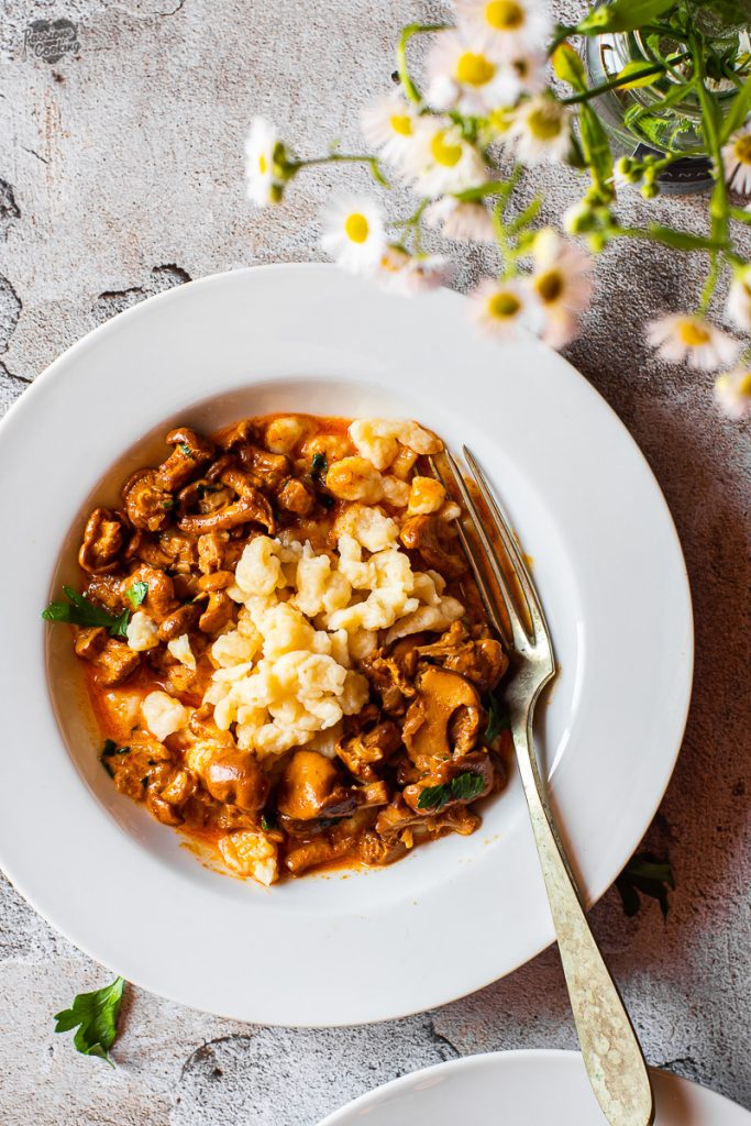 Rebozuelos en salsa con spätzle