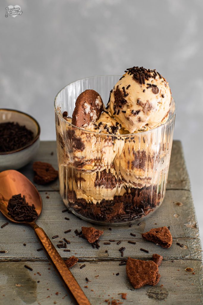 Helado de galletas y avellanas