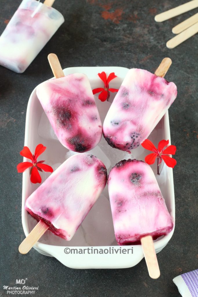 Helados de yogur y frutos del bosque