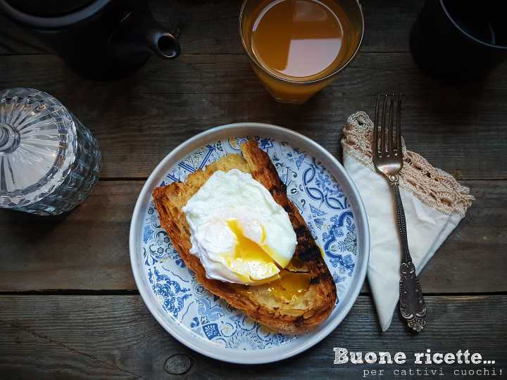 huevo pochado con yema cremosa sobre pan