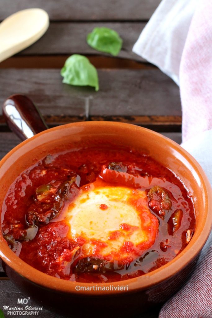 Huevos con tomate y pimientos
