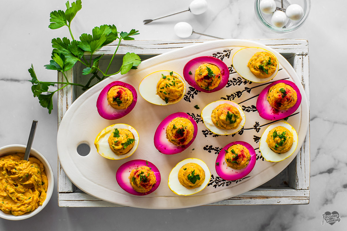 Huevos duros rellenos, marinados en remolacha