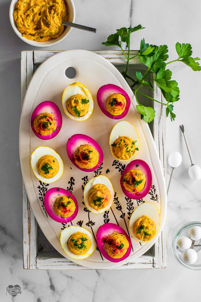 Huevos duros rellenos, marinados en remolacha