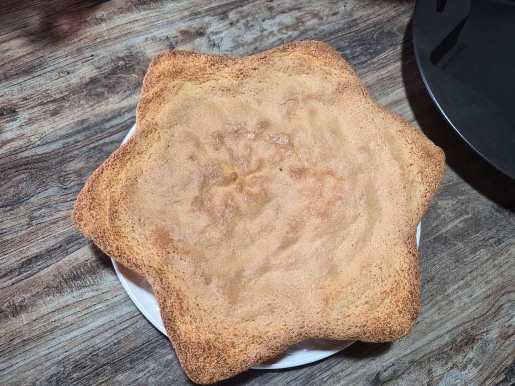 Tarta paraíso en forma de estrella con grosellas y coco