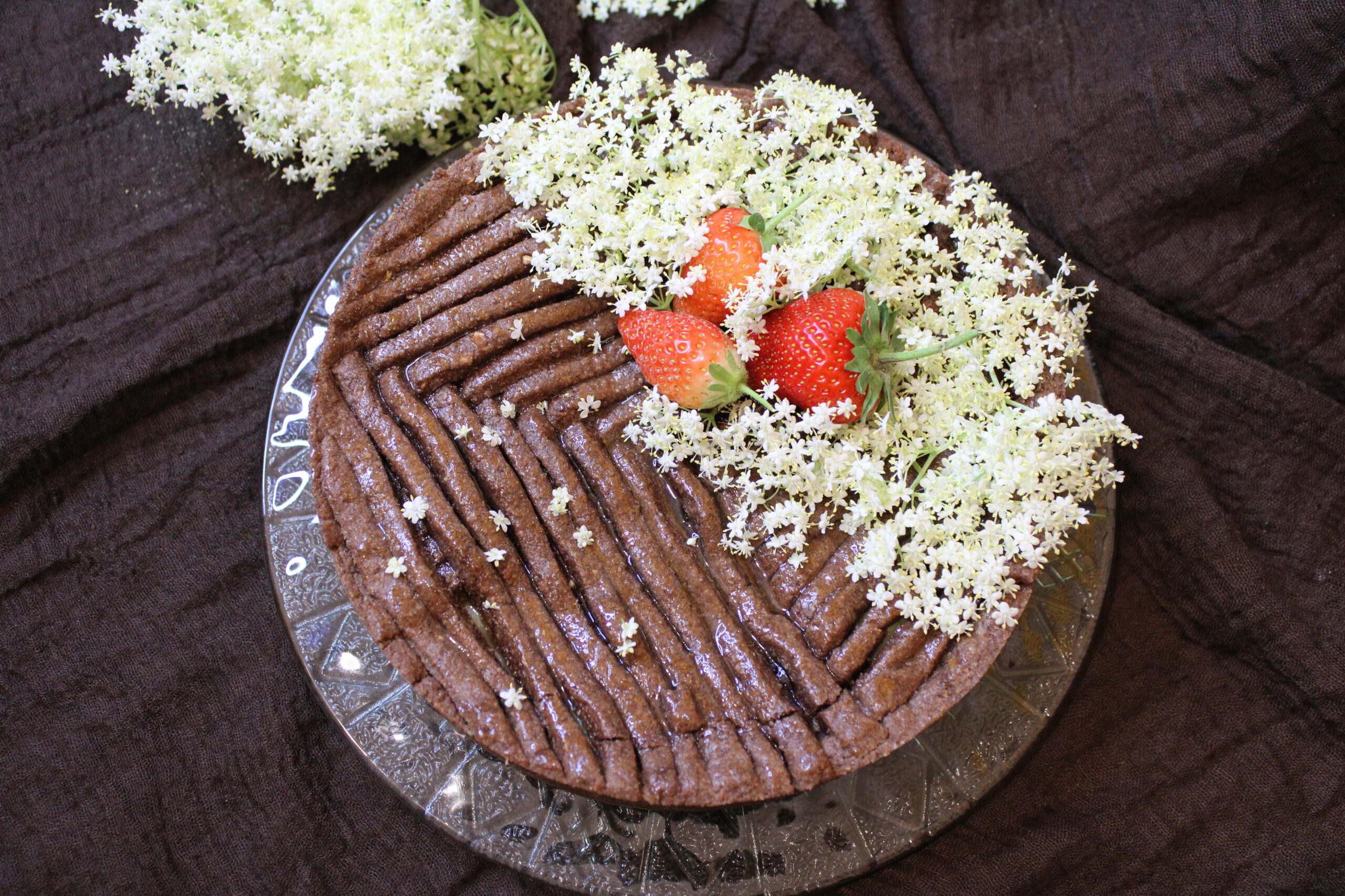 Tarta con crema de saúco y guindas.