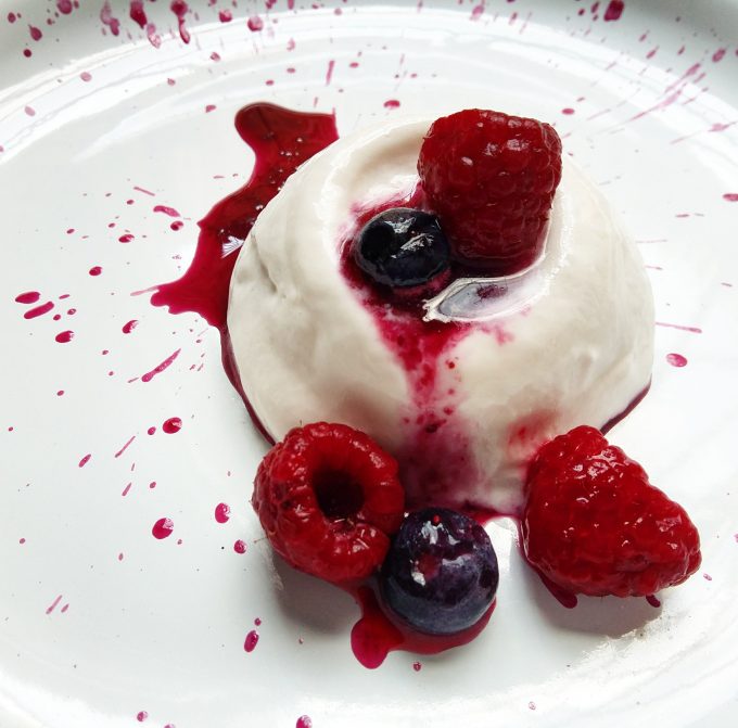 Bavarois de yogur con coulis de frutos rojos