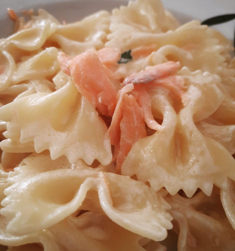farfalle con nata y salmón