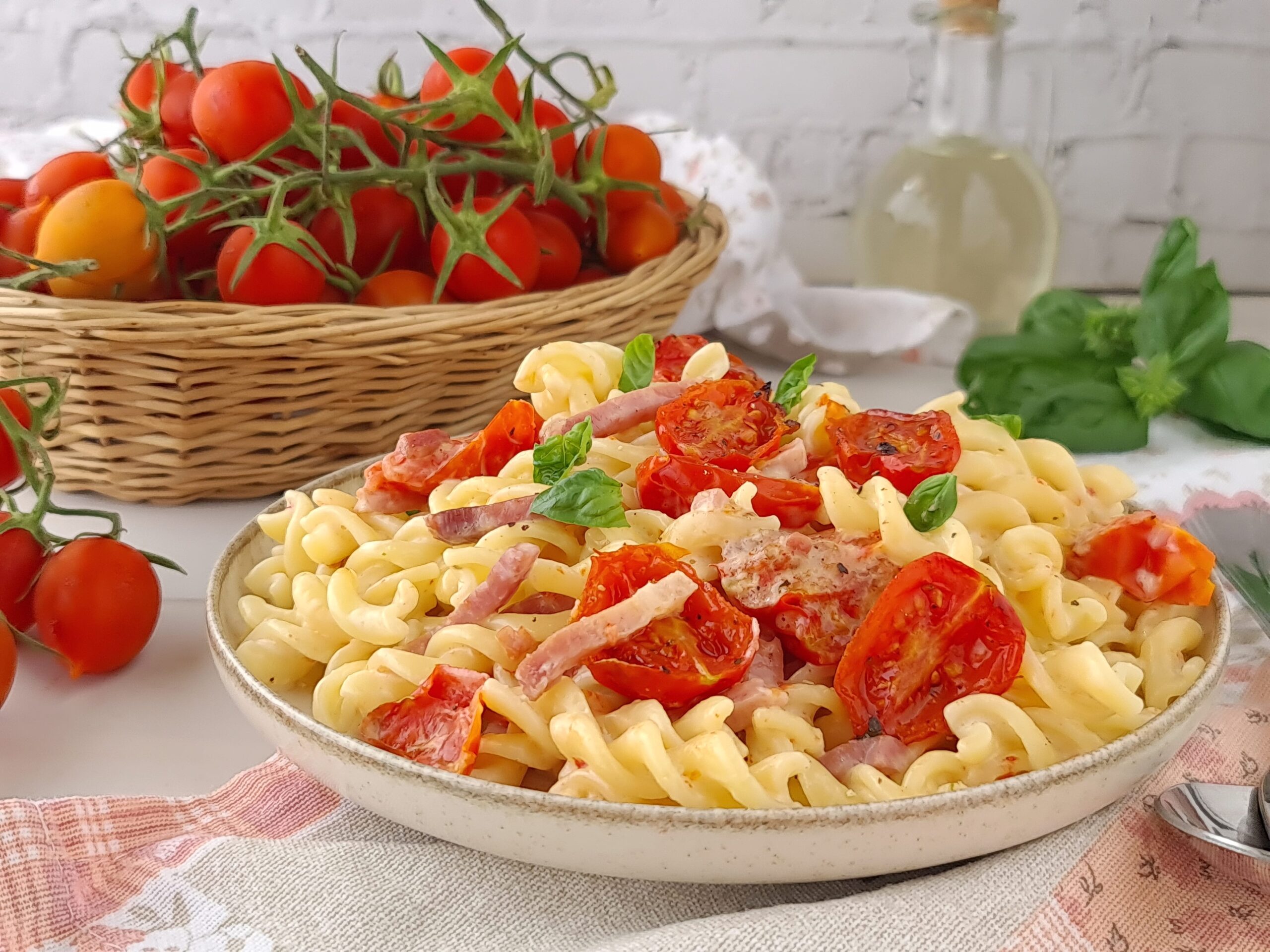 Pasta fría con speck, mascarpone y tomates al horno
