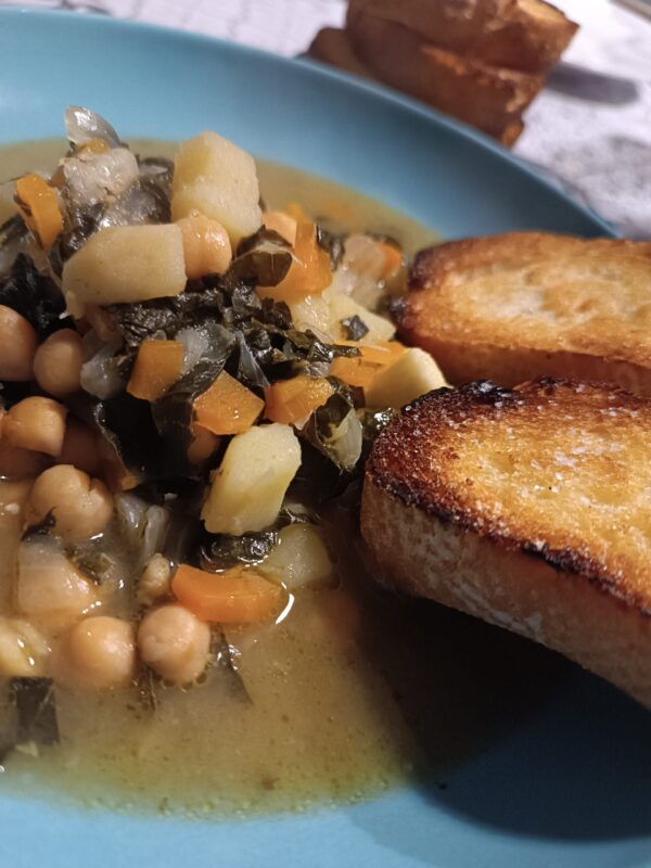 Sopa de garbanzos y col rizada